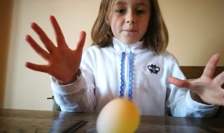 Eksperyment Gumowe jajko motylki